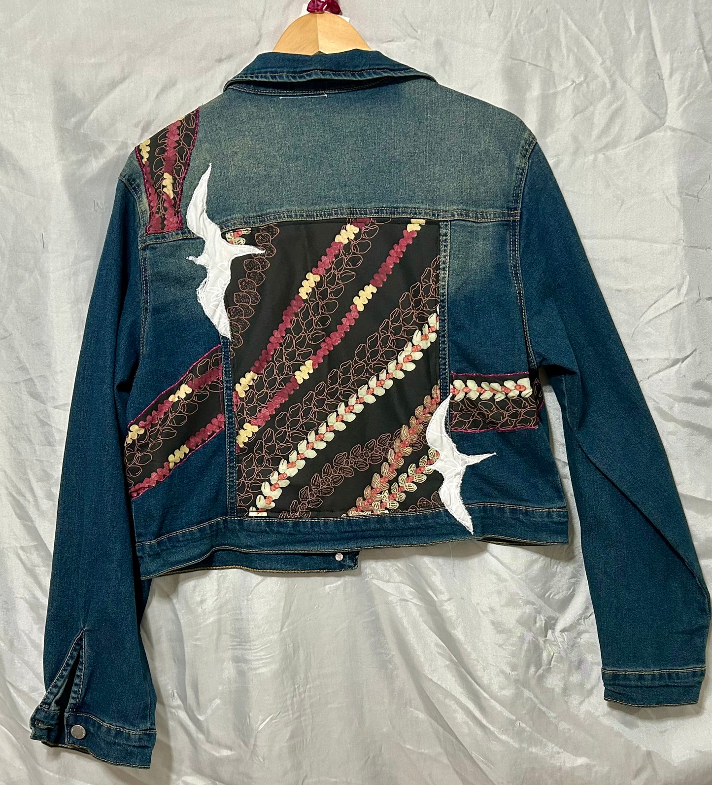 Ni’ihau Shell Leis ‘Iwa Birds Jacket