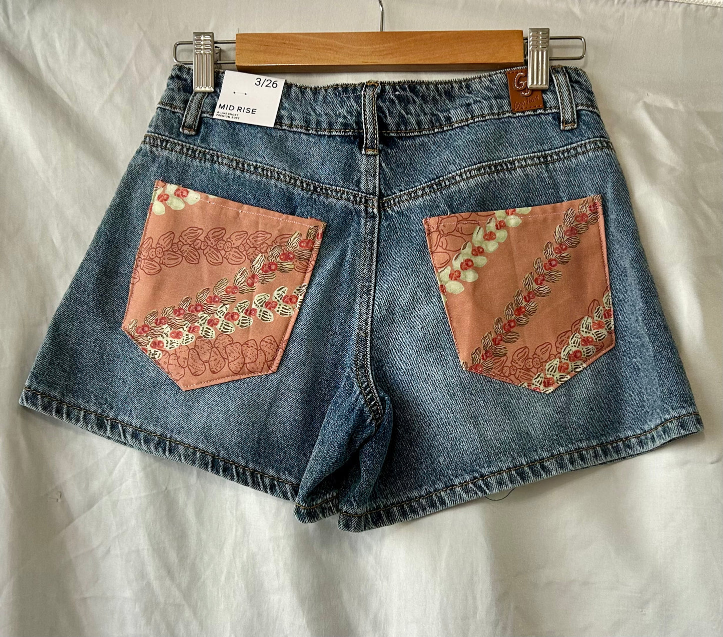 Ni’ihau Shell leis Shorts