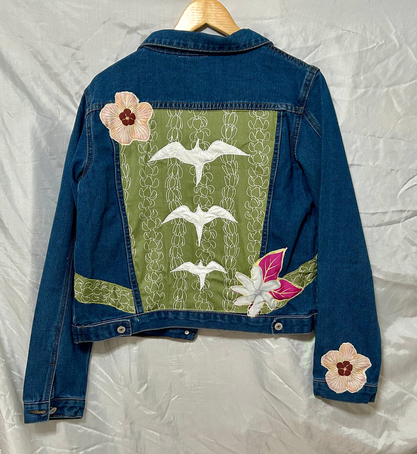 Green ‘Iwa Birds Hau Flower